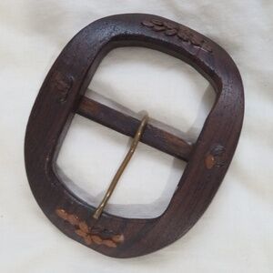 Vintage wood belt buckle with floral details